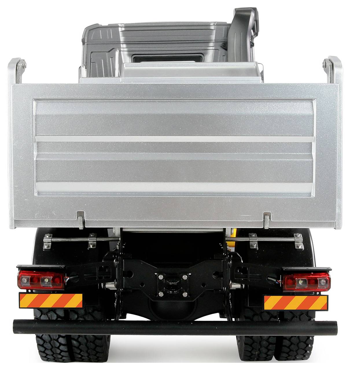 Vue arrière d'un camion-jouet avec une benne argentée, des roues noires et des feux arrière rouges sur un fond blanc.