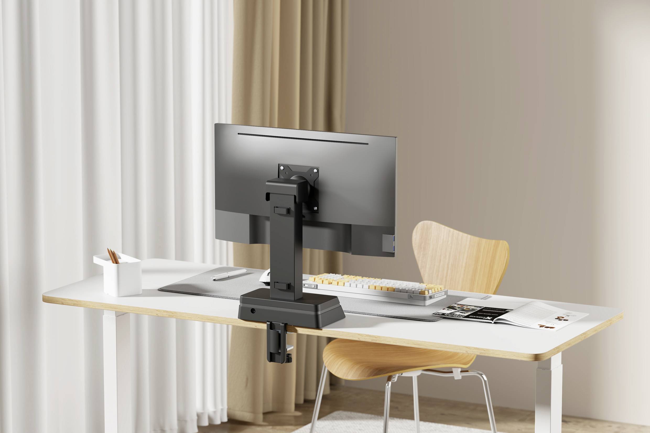 Un aménagement de bureau minimaliste avec un écran incurvé monté sur un bras articulé, une chaise en bois, un clavier, une souris et des livres dans une pièce bien éclairée.