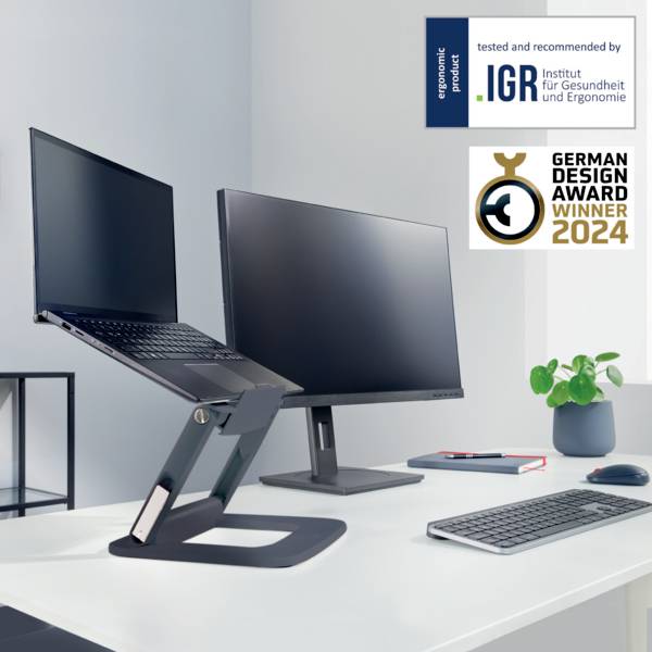 Un poste de travail de bureau avec support pour ordinateur portable et écran. Recommandé par l'Institut de Santé et d'Ergonomie, lauréat du German Design Award 2024.