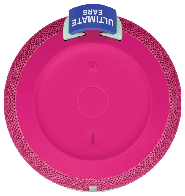 Modèle d'enceinte Bluetooth rond rose 'Ultimate Ears'. Dragonne bleue placée sur le dessus avec le logo de la marque.