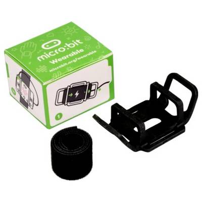 Une boîte verte portant l'inscription 'micro:bit Wearable', à côté d'un support en plastique noir et un ruban noir enroulé.