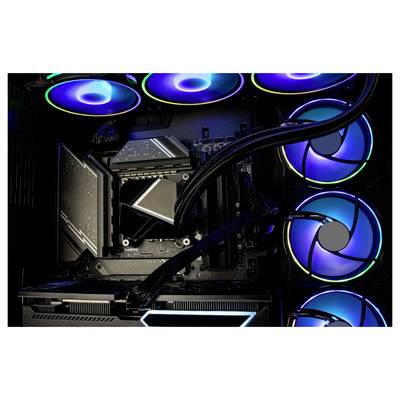 Un boîtier d'ordinateur avec une carte mère éclairée et plusieurs ventilateurs colorés ; les composants centraux d'un PC gaming sont visibles.
