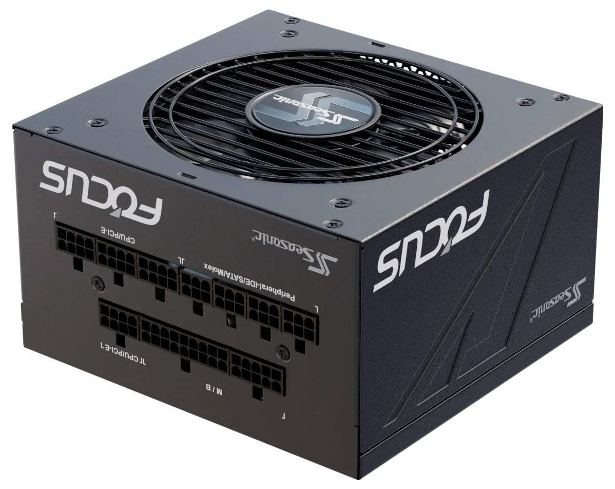 Un bloc d'alimentation noir pour PC portant l'inscription 'FOCUS' et présentant plusieurs options de connexion à l'avant pour la gestion des câbles.