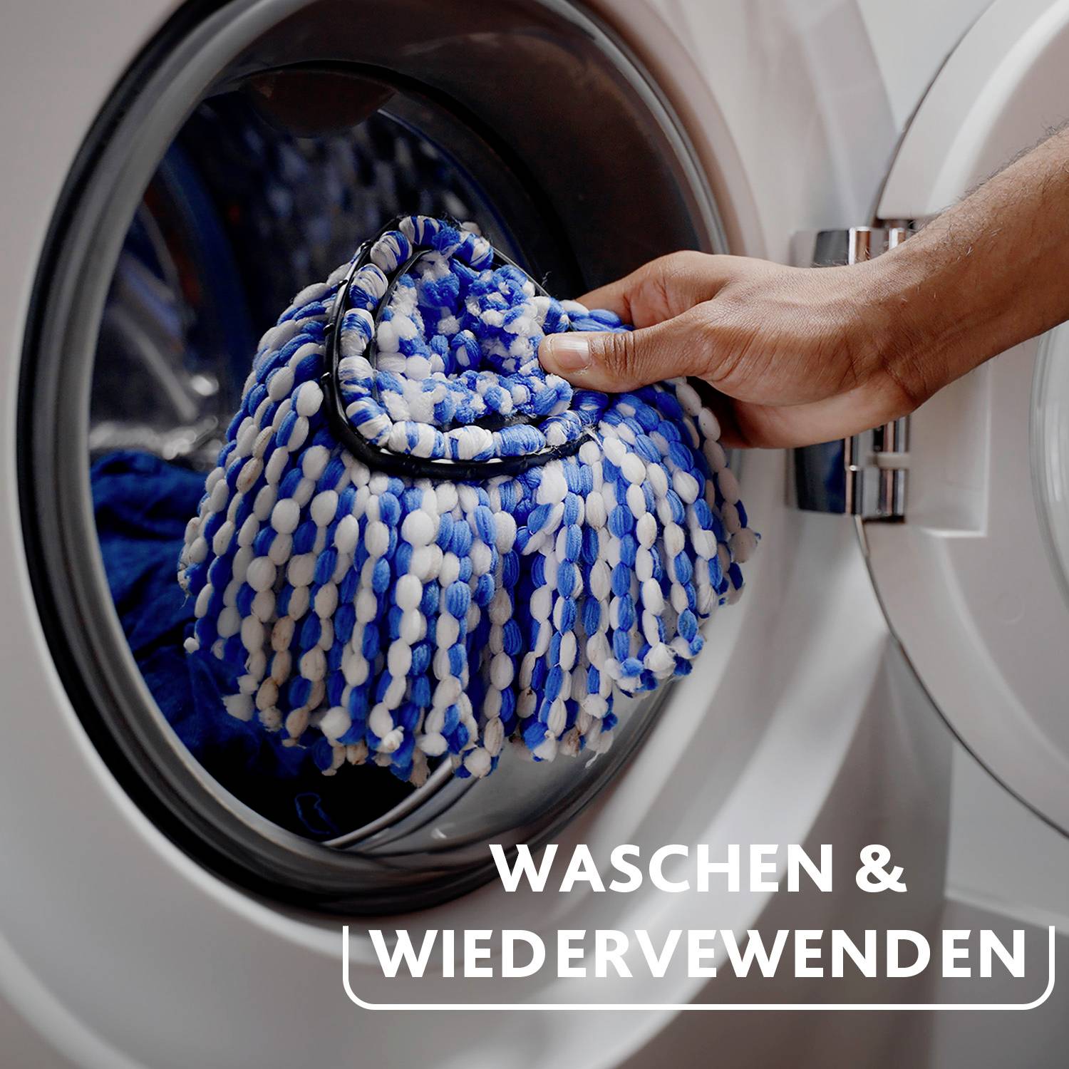 Une personne place un tissu bleu et blanc dans un lave-linge. Texte sur l'image : 'Laver & Réutiliser'.