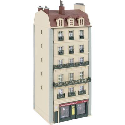 Un modèle d'une maison de ville de cinq étages avec six balcons verts marquants et un magasin au rez-de-chaussée portant l'inscription 'Tailleur de confection'.
