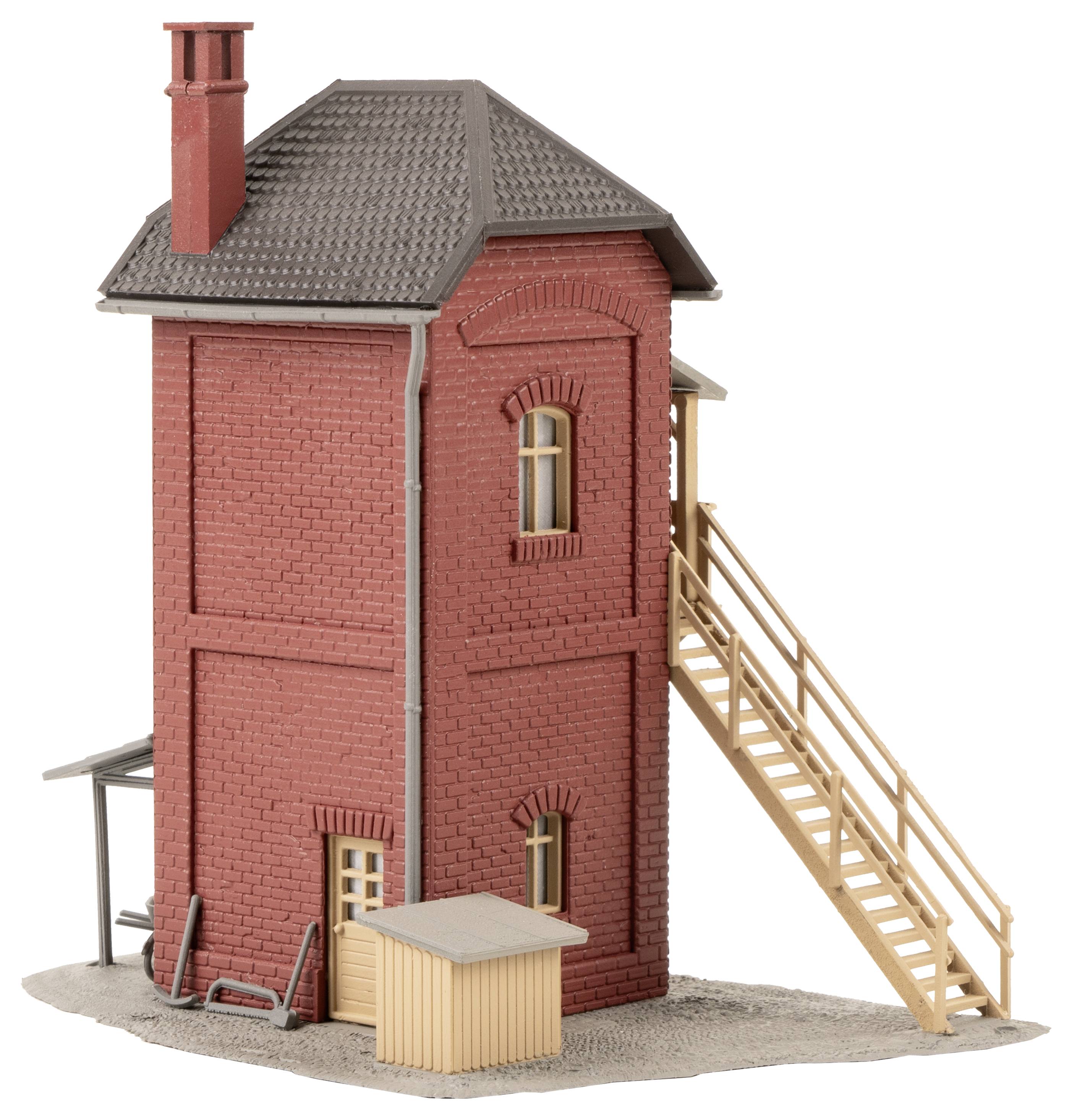 Un petit bâtiment en briques rouges avec une cheminée et un toit. Un escalier en bois mène à l'étage depuis le côté. À côté se trouve un petit cabanon.
