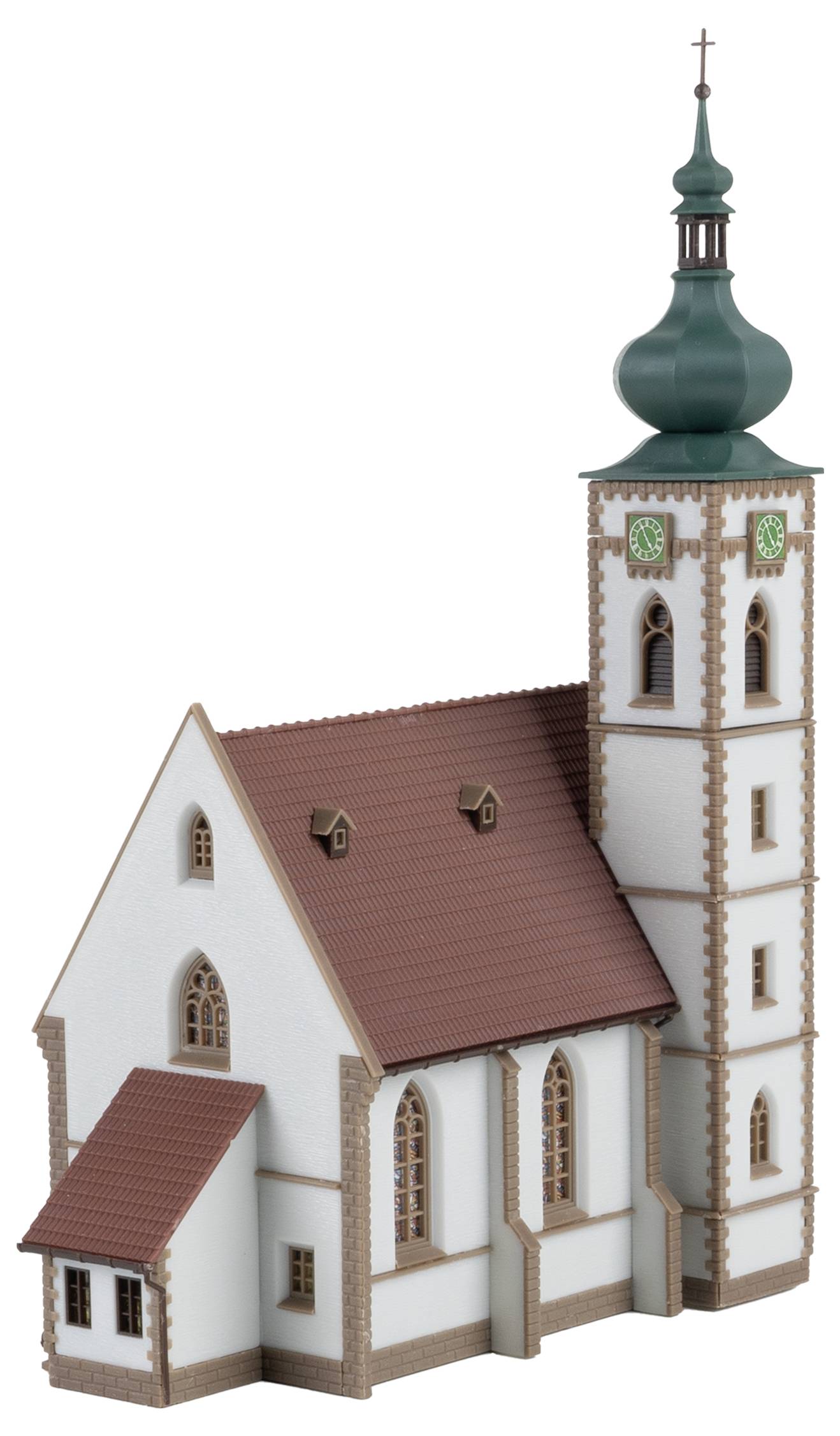 Modèle d'une église avec un clocher vert et un toit pointu. La façade est blanche avec des ornements en brique.