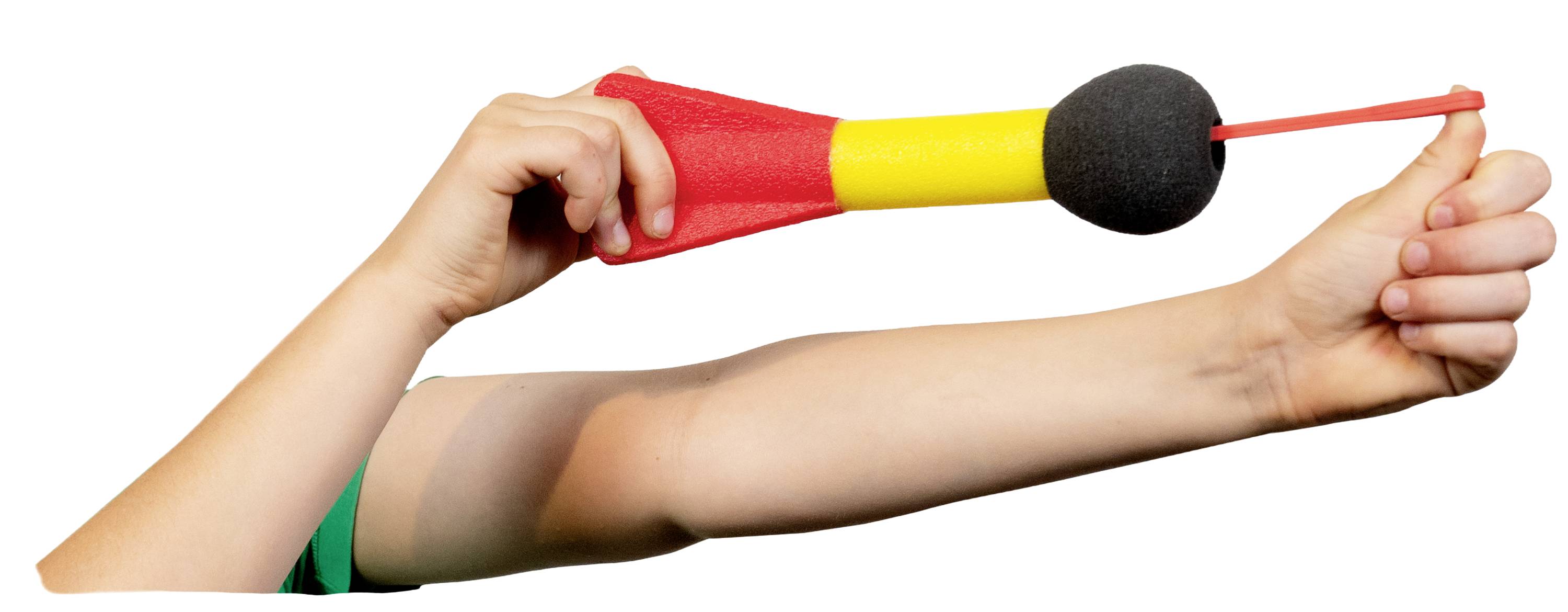 Un bras tient une fronde en mousse colorée avec un embout en mousse noir, tendue et prête à être tirée.