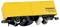 Voiture de nettoyage de voies 'Tomix Track Cleaning Car' en jaune pour trains miniatures, dotée de patins de nettoyage du châssis, marquée 'Schienenreinigung, Track cleaning'.