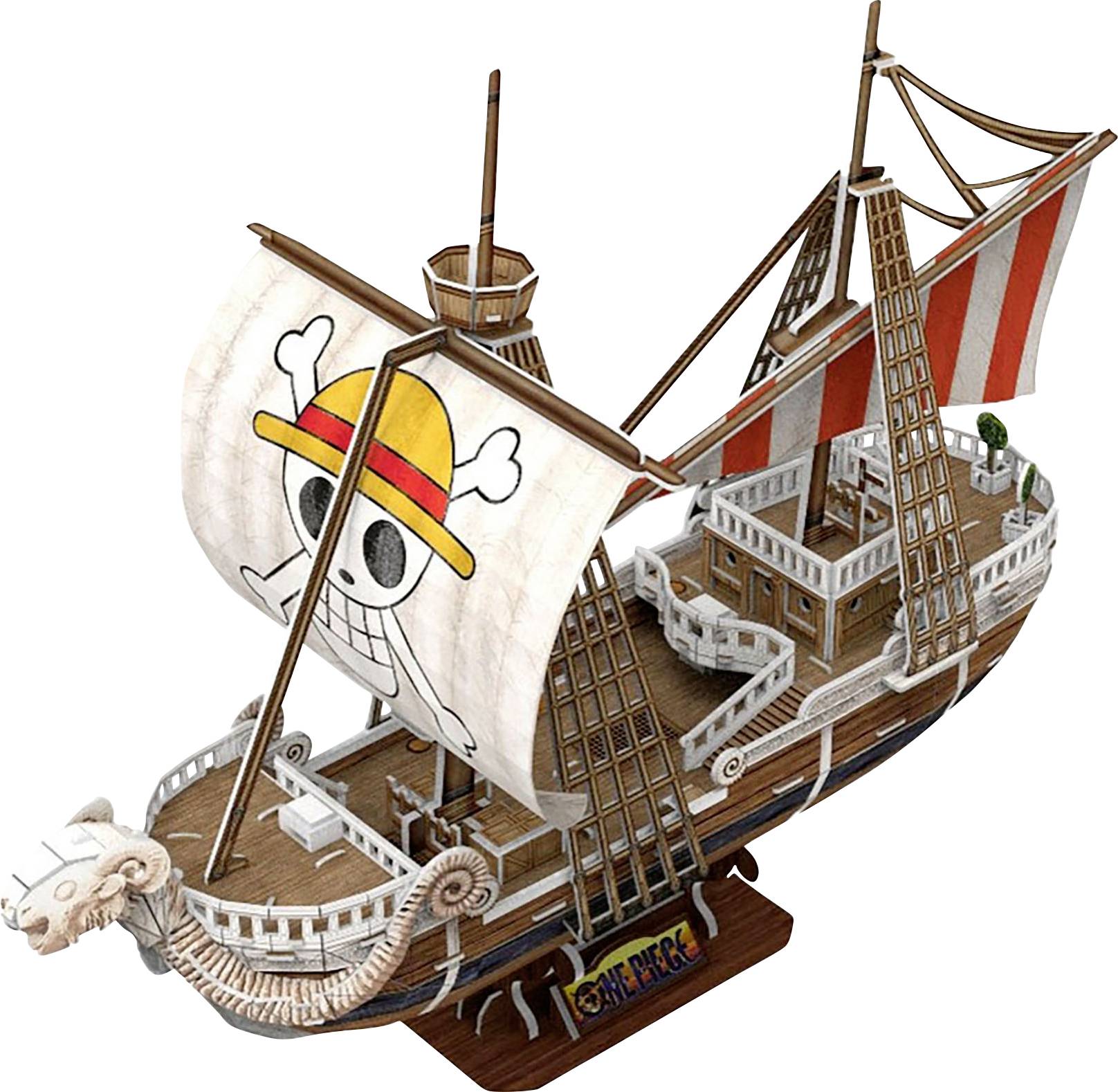 Un modèle d'un navire à voile historique avec une grande voile blanche. Un logo de crâne souriant est représenté sur la voile.