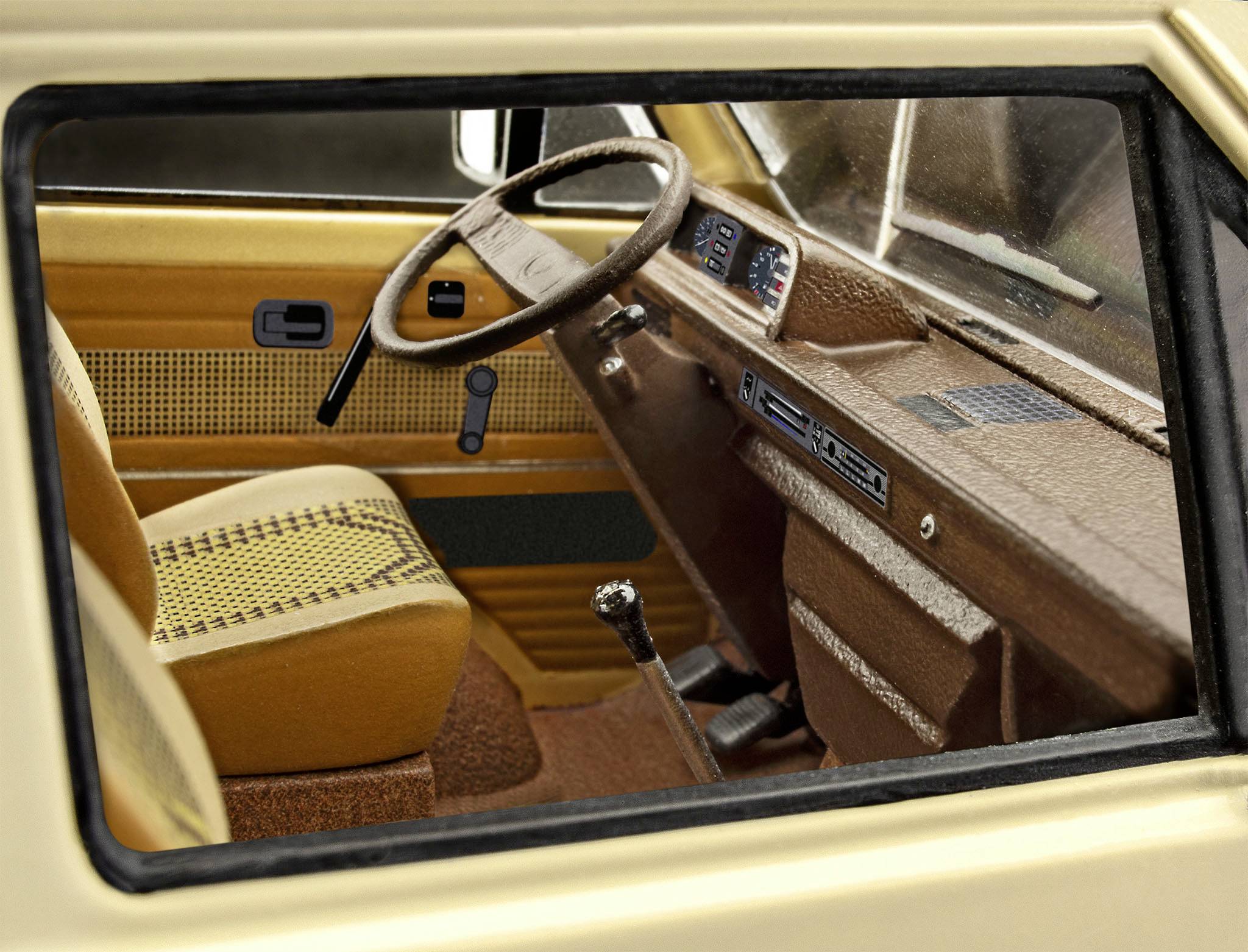 Intérieur d'une voiture vintage avec des sièges jaunes et un tableau de bord marron. Le levier de vitesses et le volant sont visibles. Style rétro.