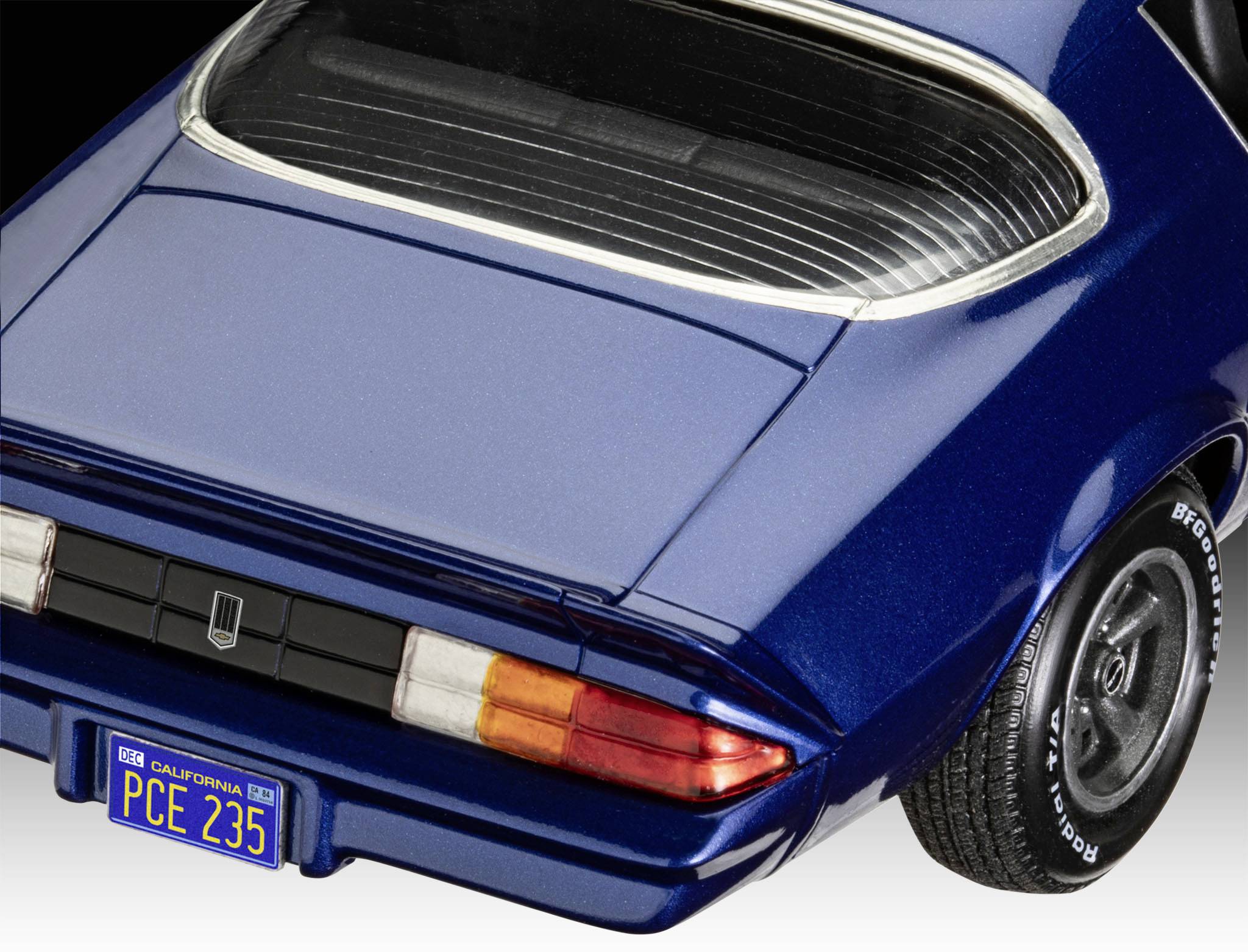 Une voiture bleue vue de derrière avec une plaque d'immatriculation californienne 'PCE 235' et des feux arrière classiques.