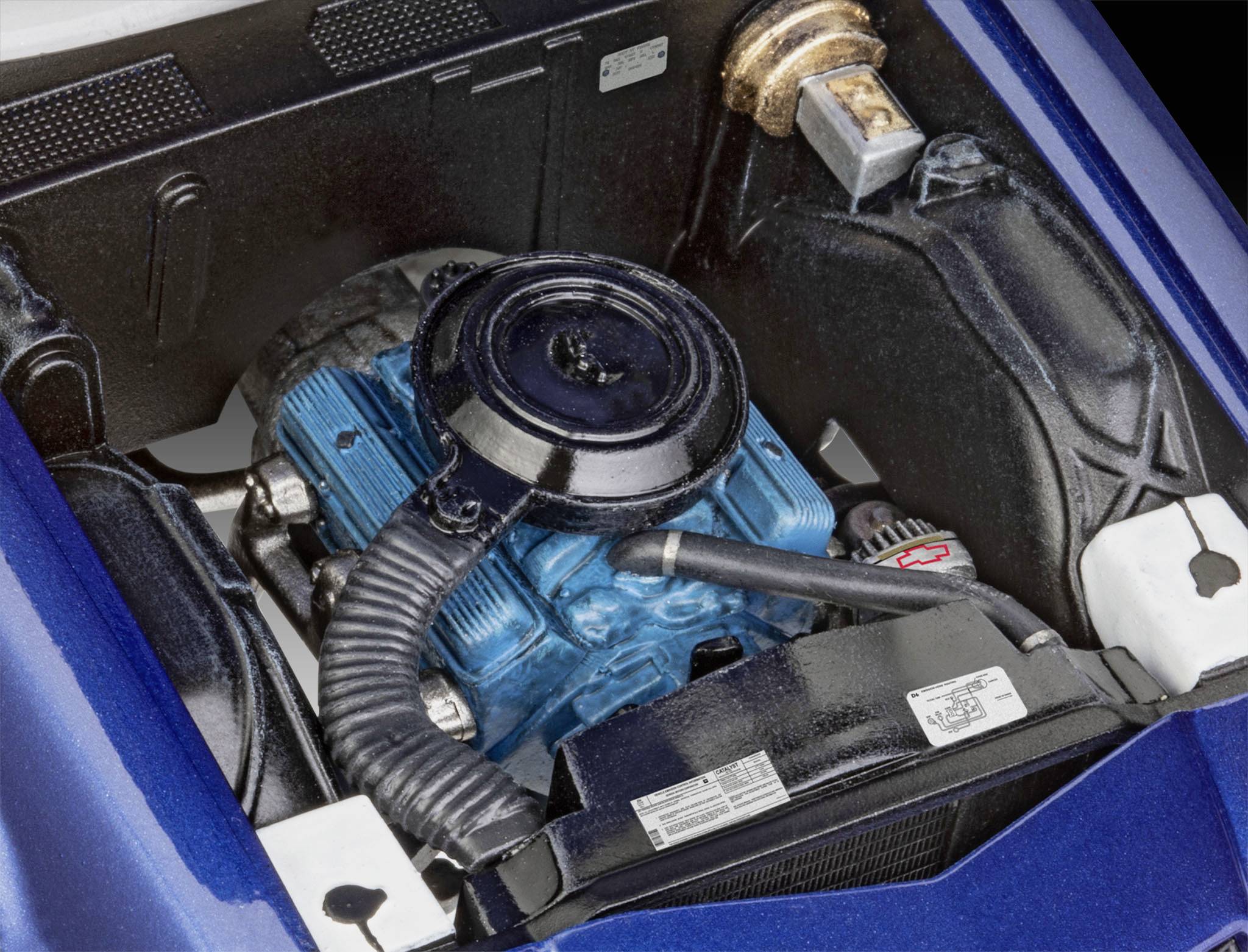 Moteur automobile bleu dans le compartiment moteur d'un véhicule, avec les détails du système de ventilation et de refroidissement mis en évidence.
