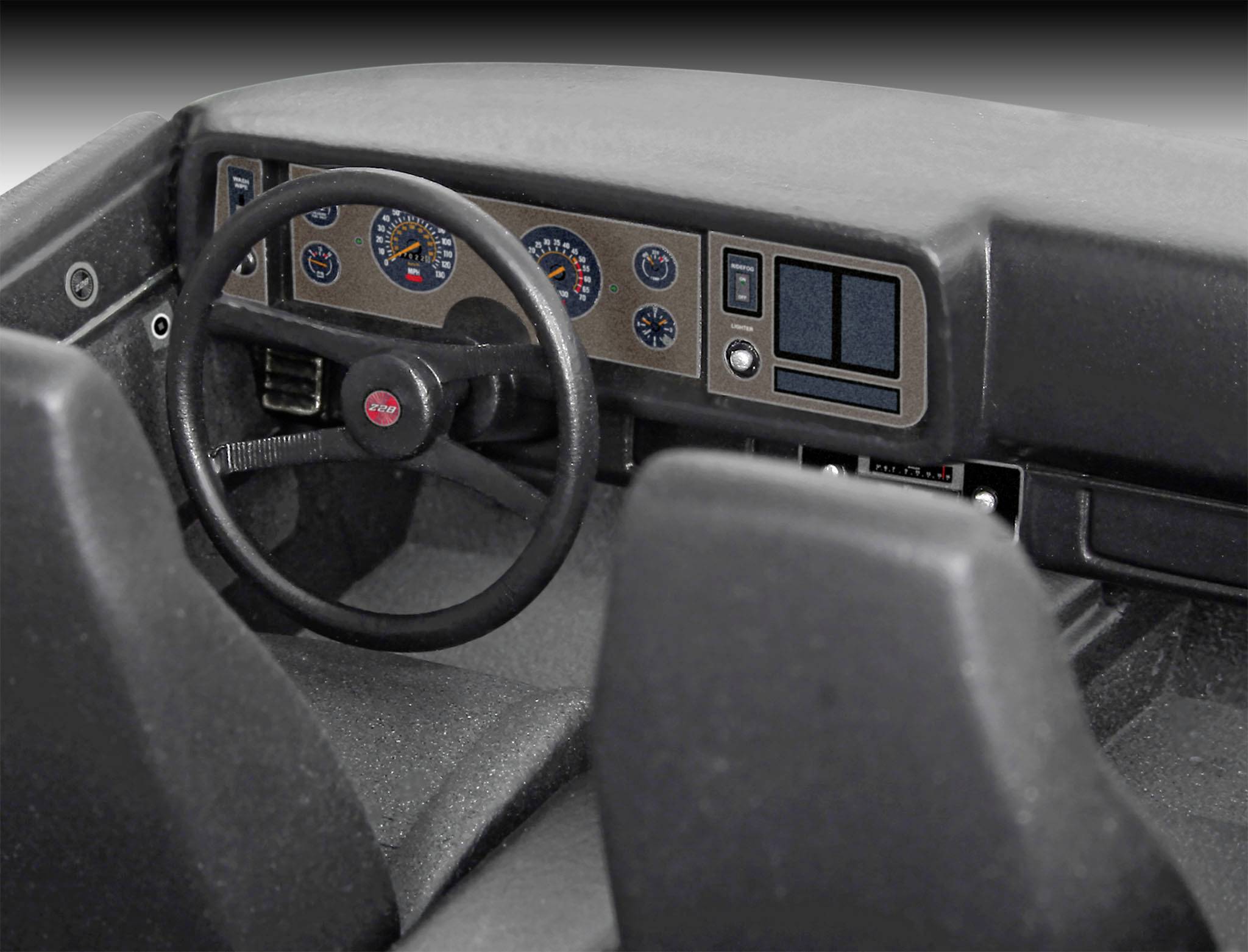 Intérieur d'une voiture avec volant, tableau de bord et deux sièges. Tableau de bord comprenant un compteur de vitesse, un compte-tours et d'autres indicateurs.