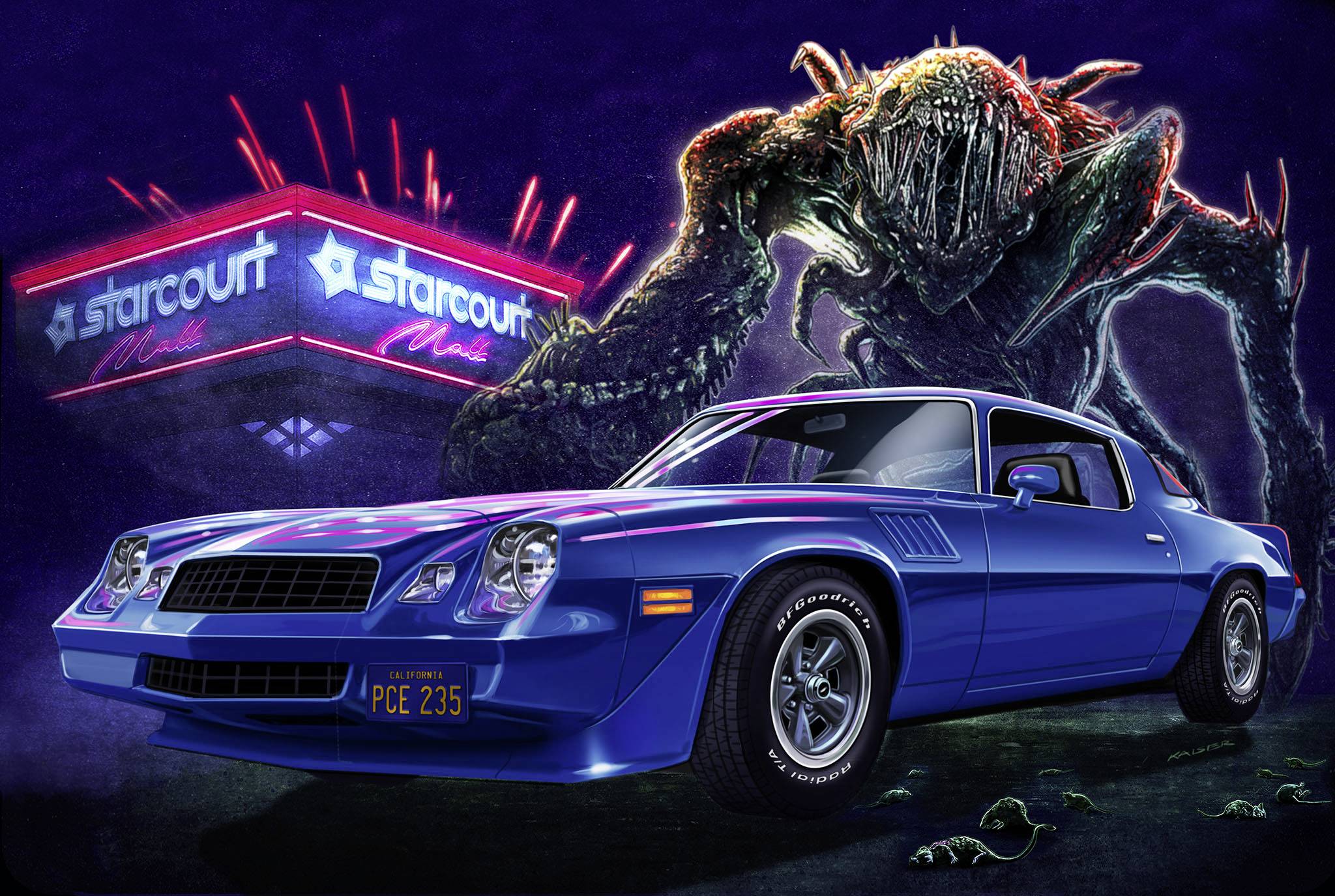 Une voiture de sport bleue est garée devant un panneau lumineux du 'Starcourt Mall'. À l'arrière-plan, un grand monstre menaçant est visible.