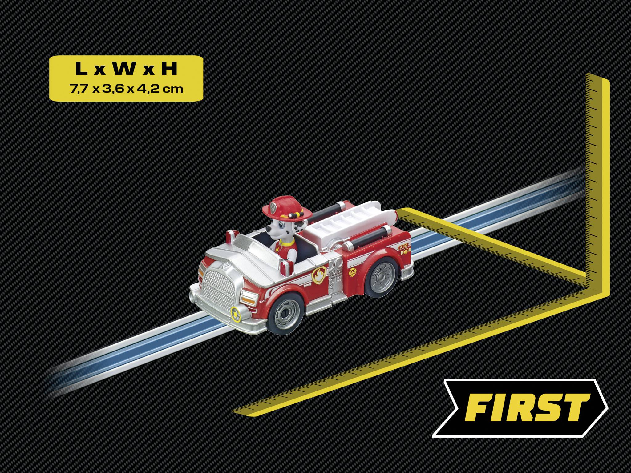 Une voiture de pompiers miniature avec une figurine en tenue de pompier est posée sur un rail. Dimensions : 7,7 x 3,6 x 4,2 cm.