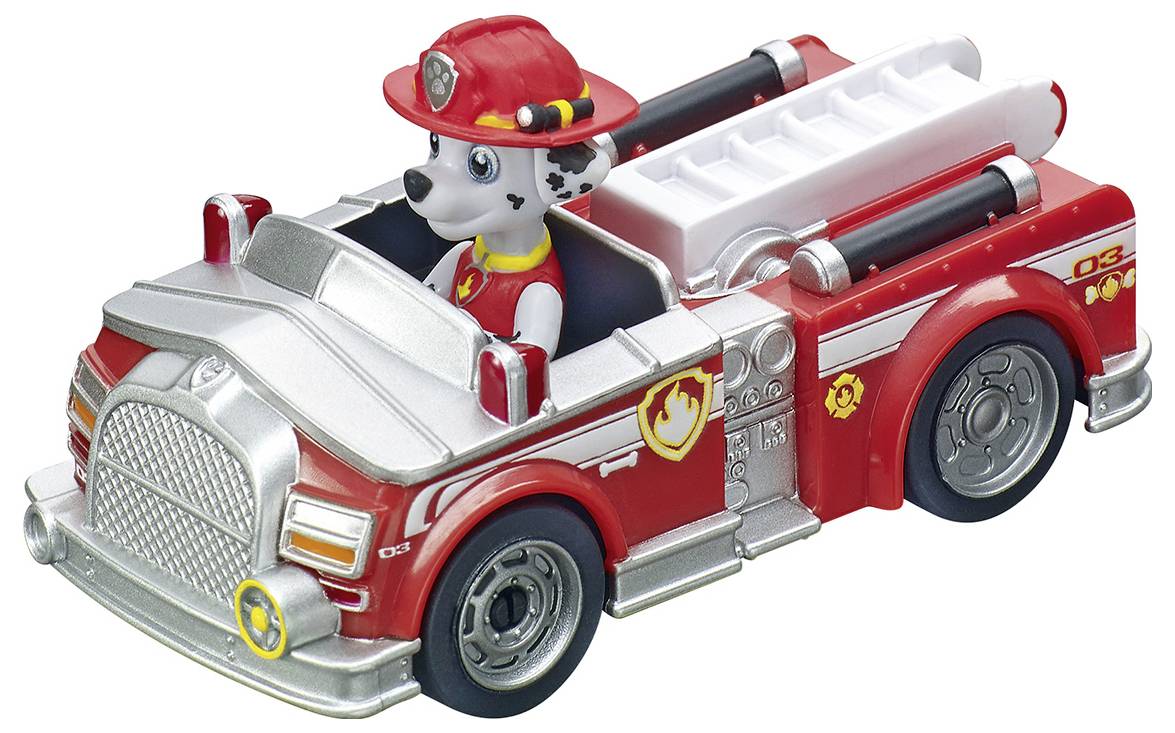 Une voiture de pompiers jouet rouge avec un chien en uniforme de pompier au volant. La voiture est conçue avec de nombreux détails et symbolise les services de secours.