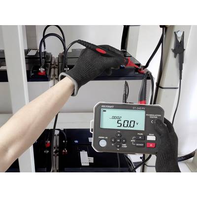 « Une personne mesurant la tension de la batterie à l'aide d'un multimètre numérique. L'affichage indique 50,0 volts, montrant la lecture de tension actuelle. »