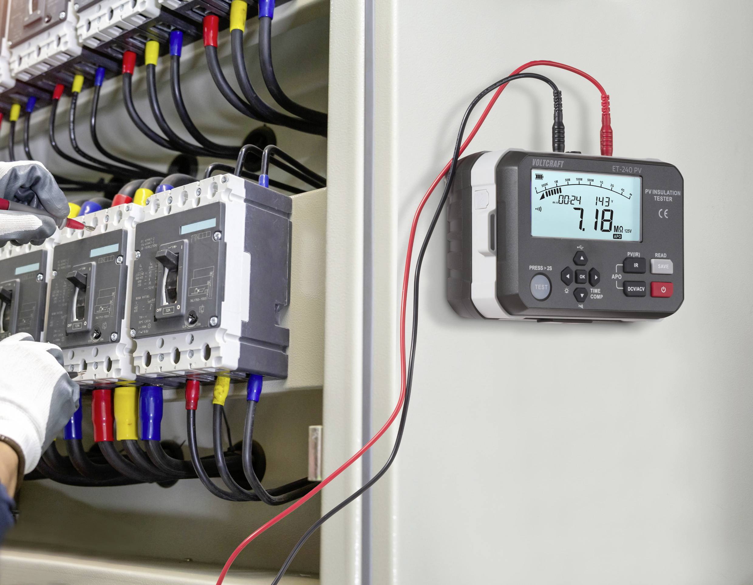Un électricien utilise un multimètre connecté à un tableau électrique, mesurant les niveaux de tension et de courant, assurant la sécurité de l'équipement.