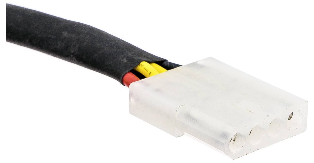 Une fiche tripolaire blanche avec des câbles noirs, rouges et jaunes est connectée. Convient pour les connexions électroniques.