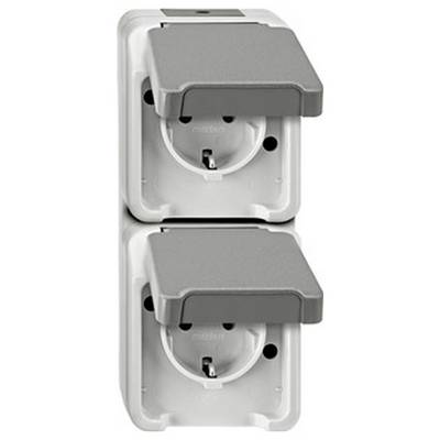 Deux prises électriques externes superposées, de couleur grise, protégées contre les éclaboussures, équipées de couvercles rabattables pour une utilisation en extérieur.