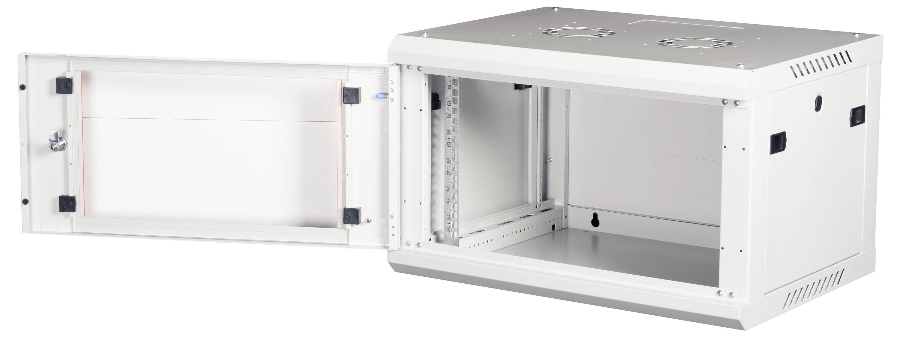 Une armoire réseau en métal blanc avec une porte avant ouverte, montrant des étagères intérieures et des fentes de ventilation, utilisée pour loger des équipements électroniques.
