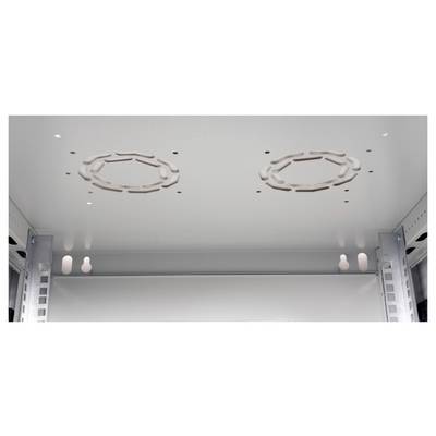 Une pièce blanche avec deux motifs circulaires au plafond, reflétant la lumière. Les murs et le plafond sont lisses avec un design minimaliste.