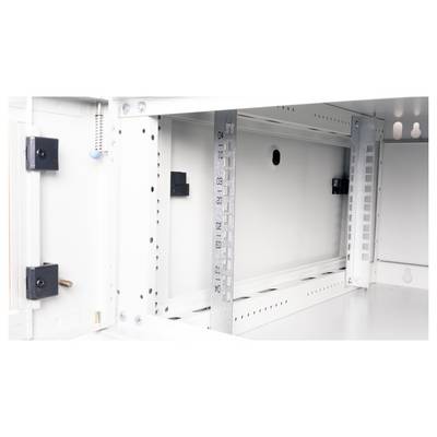 Vue intérieure d'un coffret électrique blanc montrant des supports de fixation et des bandes métalliques perforées pour la gestion des câbles.