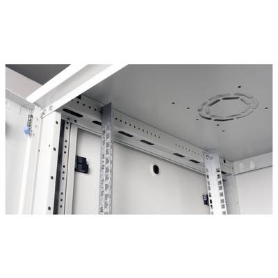 Vue intérieure d'un rack serveur métallique vide avec supports de montage réglables et trous de ventilation sur le panneau supérieur.