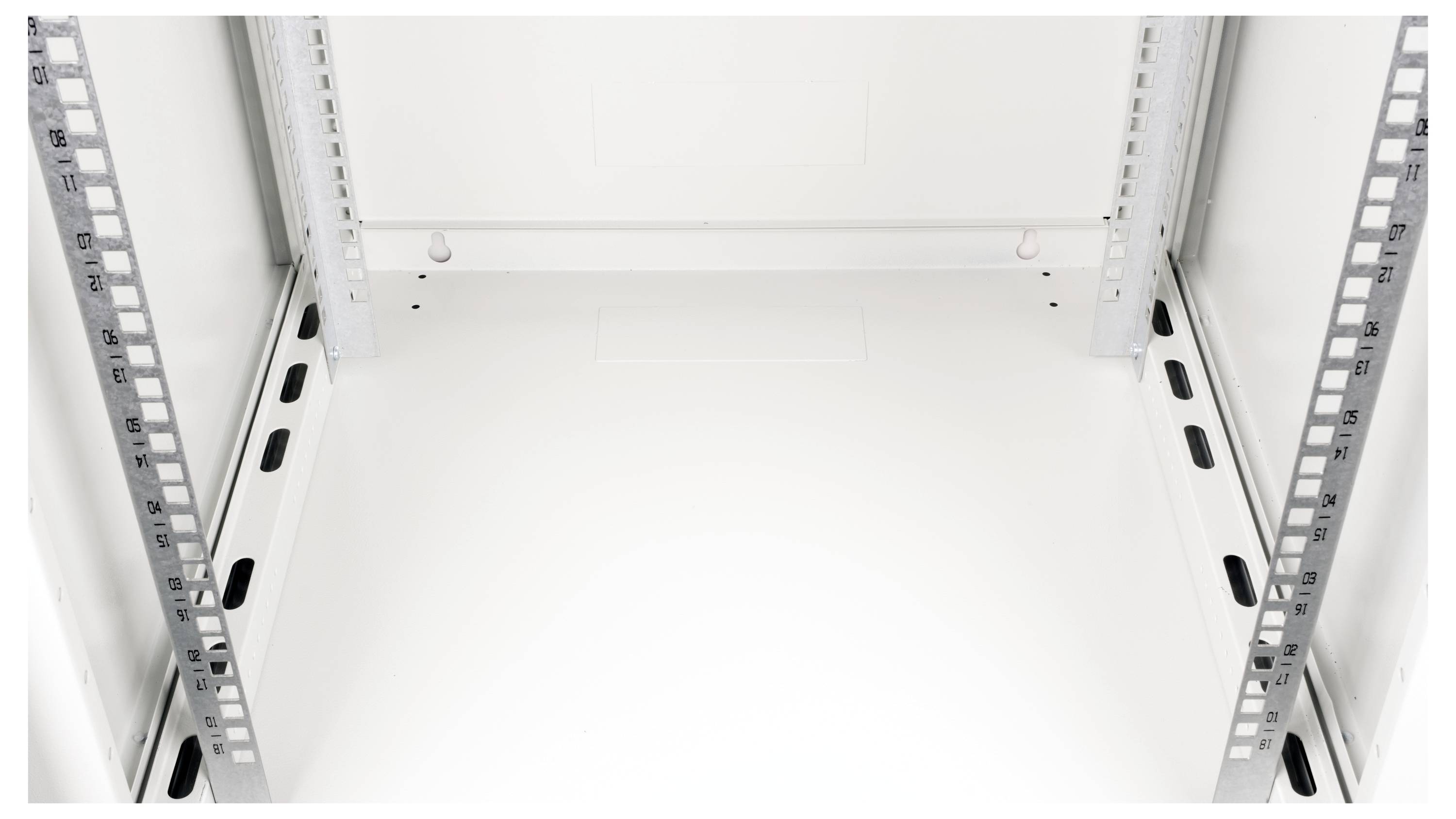Châssis de baie serveur vide blanc avec rails métalliques sur chaque côté, comportant de nombreux emplacements pour la fixation d'équipements. Prêt à être installé.