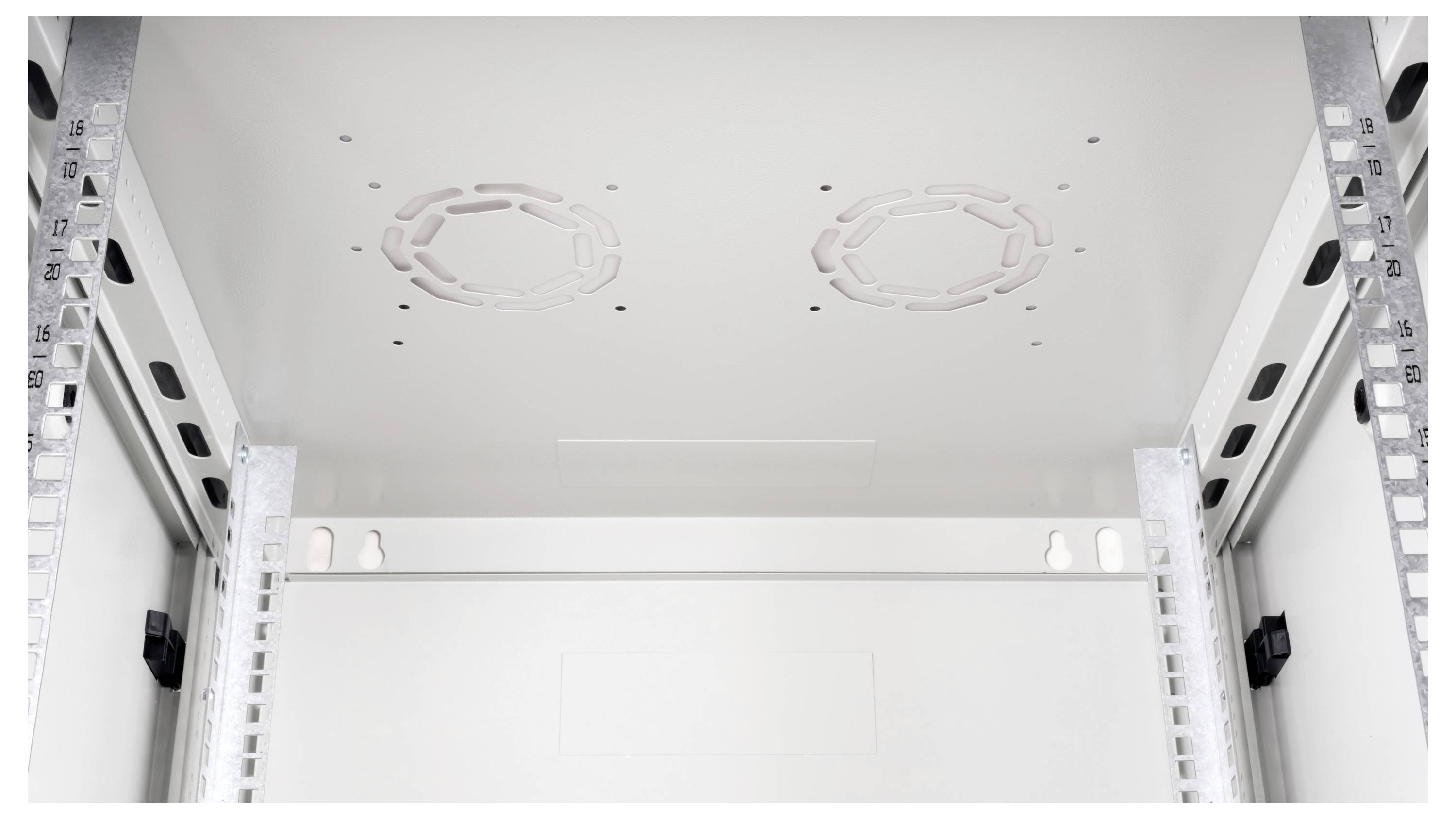 Un rack serveur gris métallique vide vu de face, montrant les supports de montage et les ouvertures de ventilation sur le panneau supérieur.