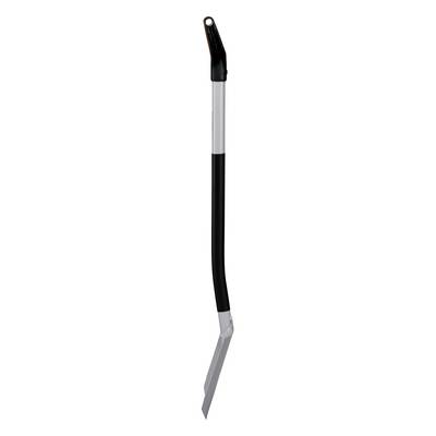 Un nettoyant noir pour joints avec une poignée ergonomique et une lame étroite et courbée pour éliminer les mauvaises herbes entre les pavés.