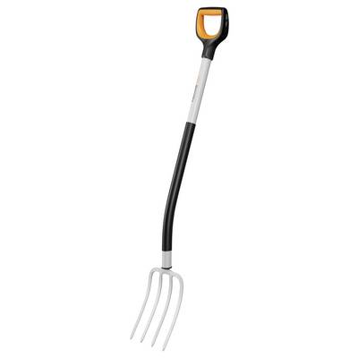 Une griffe de jardin noire avec un manche orange et quatre dents. Elle est utilisée pour ameublir et retourner la terre.
