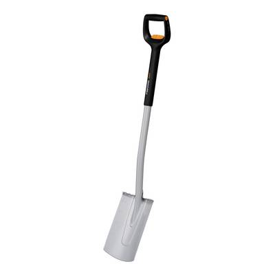 Un nettoyant métallique pour gouttières avec poignée noire, extrémité biseautée pour éliminer les débris des caniveaux et gouttières.