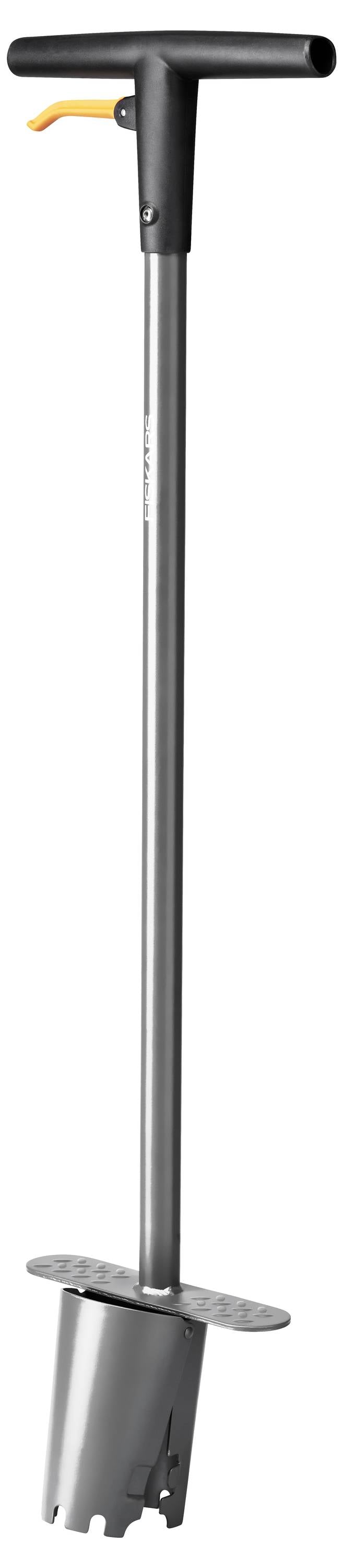 Plantoir métallique à poignée en T et pointe cylindrique dentelée, adapté pour creuser des trous destinés aux plantes ou aux bulbes.