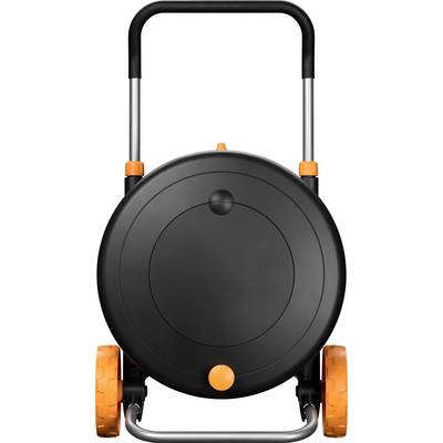 Un dévidoir de tuyau noir avec des roues et une poignée orange, conçu pour le rangement et le transport d'un tuyau d'arrosage de jardin.