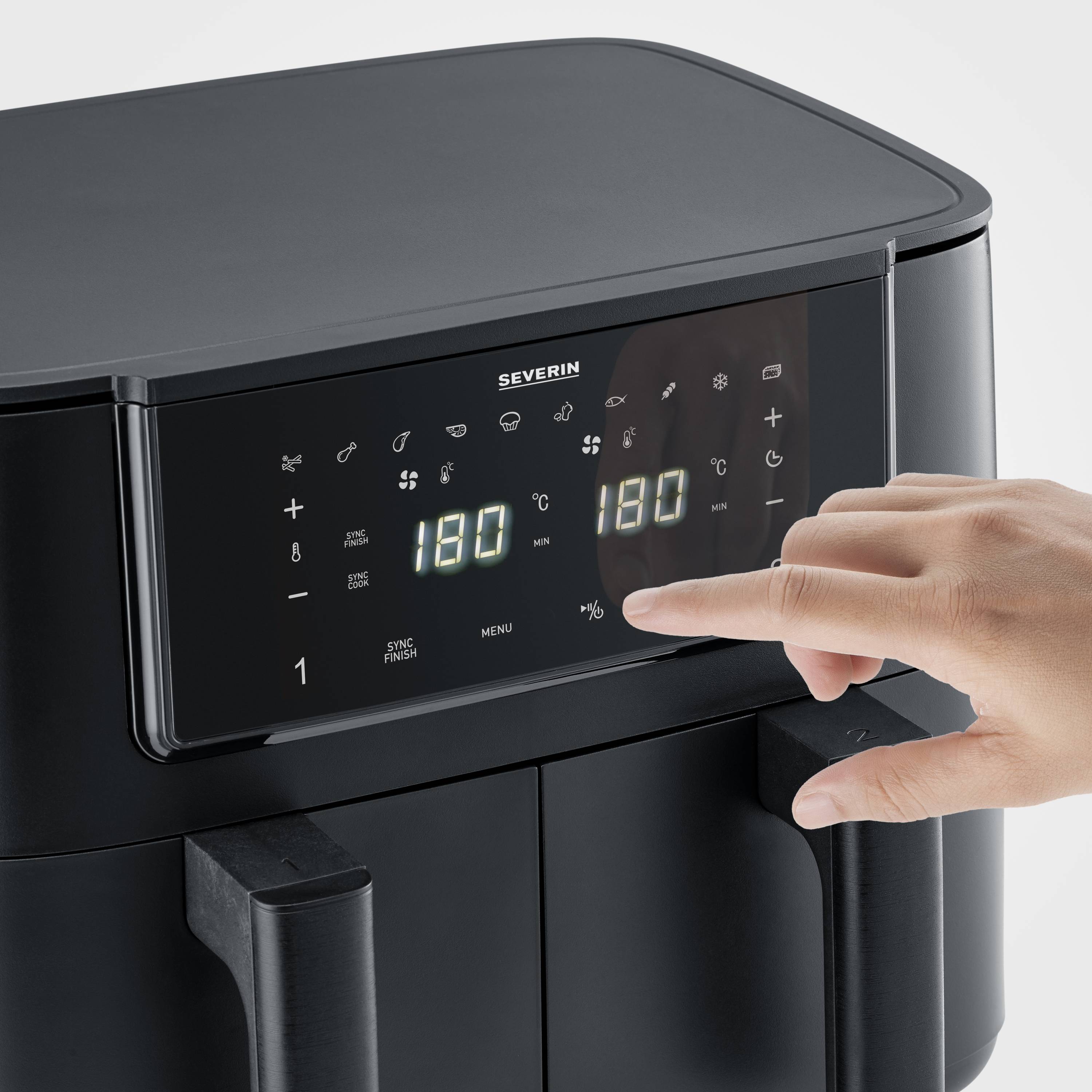 Une main actionne l'écran tactile d'un airfryer avec différents symboles et températures. L'appareil affiche 180 °C.
