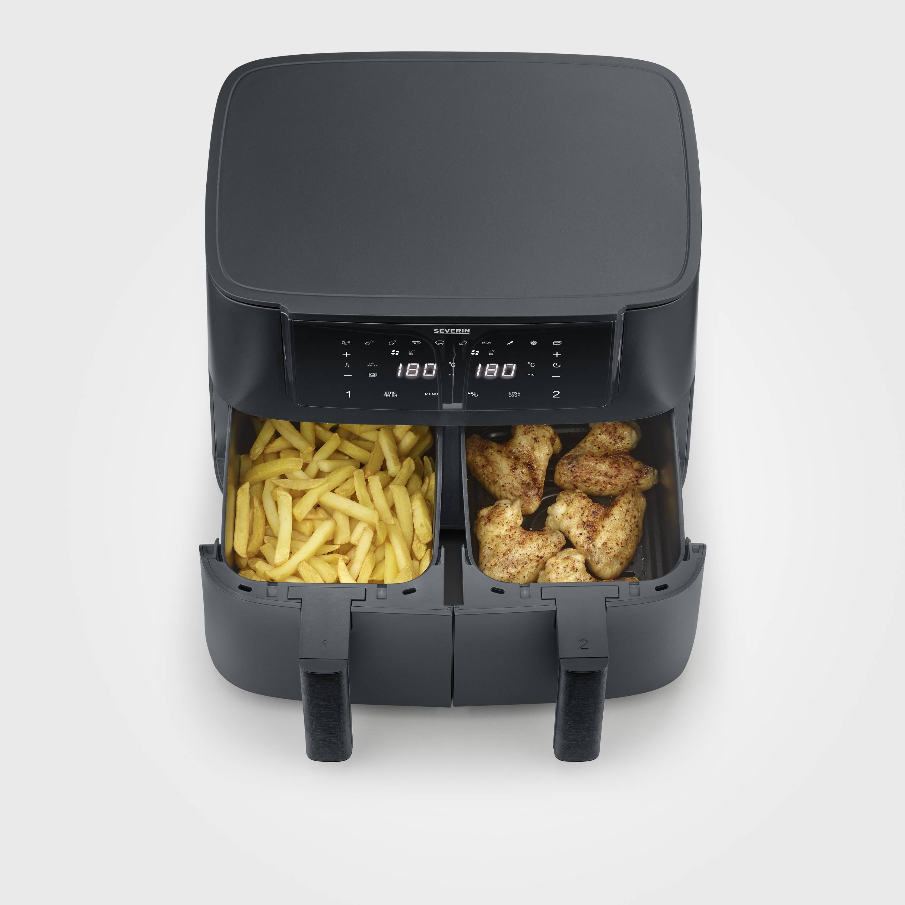 Friteuse à air chaud noir avec deux compartiments ; à gauche des frites, à droite des ailes de poulet. Affichage de la température à 180 degrés Celsius.