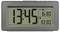 Horloge électronique de table affichant 13:45. Deux heures de réveil programmées : « Lu-Ve 6:30 », « Sa-Di 10:30 ». Grand affichage numérique, boîtier gris.