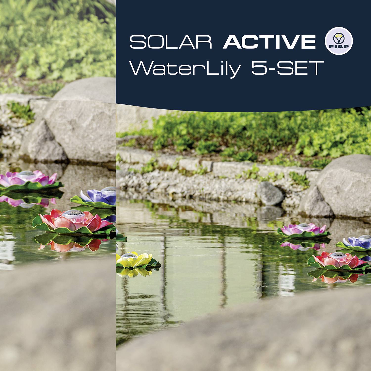 Lumières solaires en forme de fleurs flottant sur un étang, entourées de rochers et de plantes. Texte : 'SOLAR ACTIVE WaterLily 5-SET'.