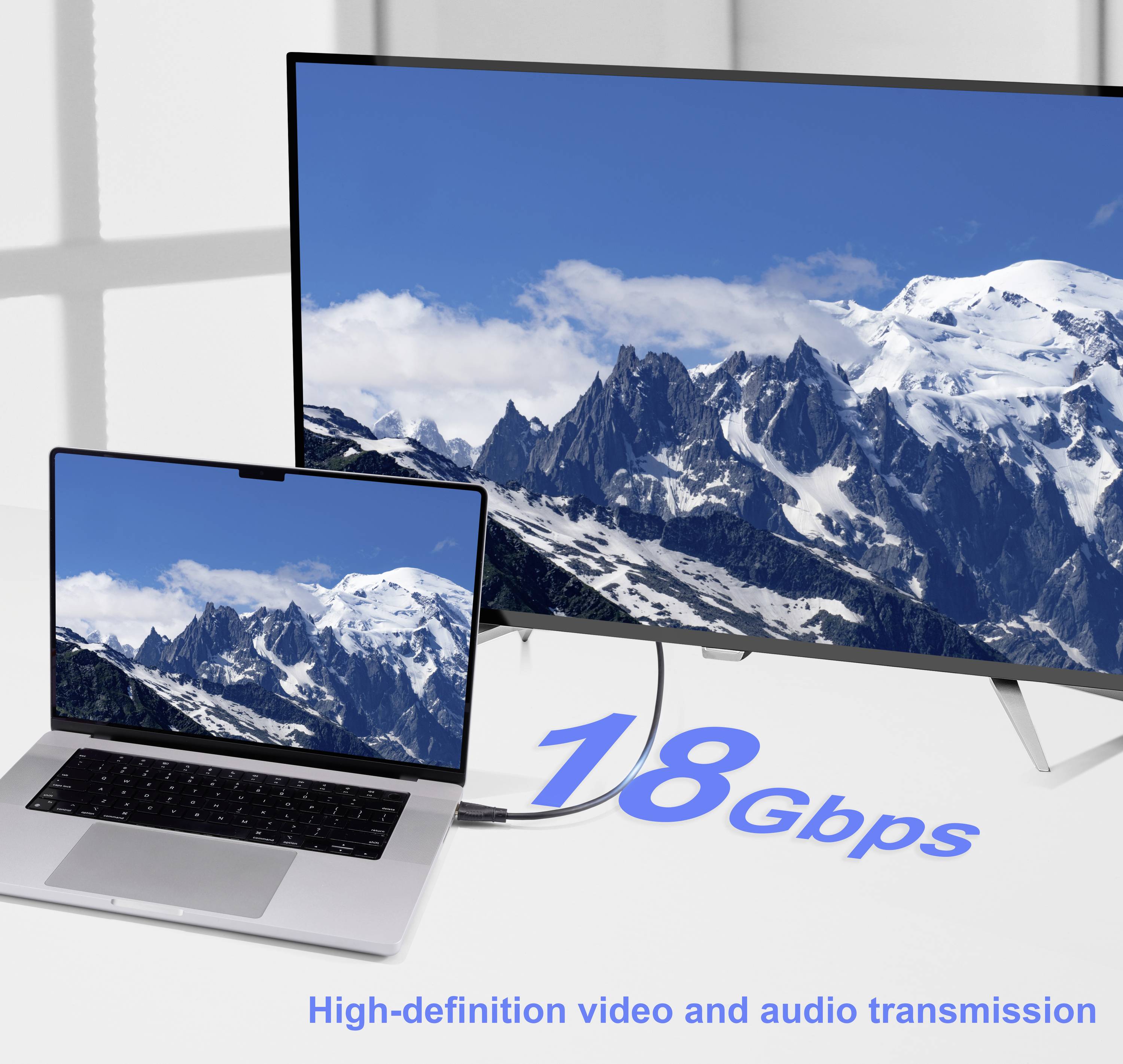 Un ordinateur portable connecté à un grand écran affiche le même paysage de montagne, démontrant une vitesse de '18 Gbps' pour la transmission vidéo et audio haute définition.