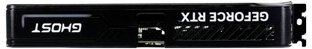 Carte graphique dans un boîtier noir portant l'inscription 'GHOST GeForce RTX' sur le côté, avec un dissipateur thermique visible et des connecteurs.