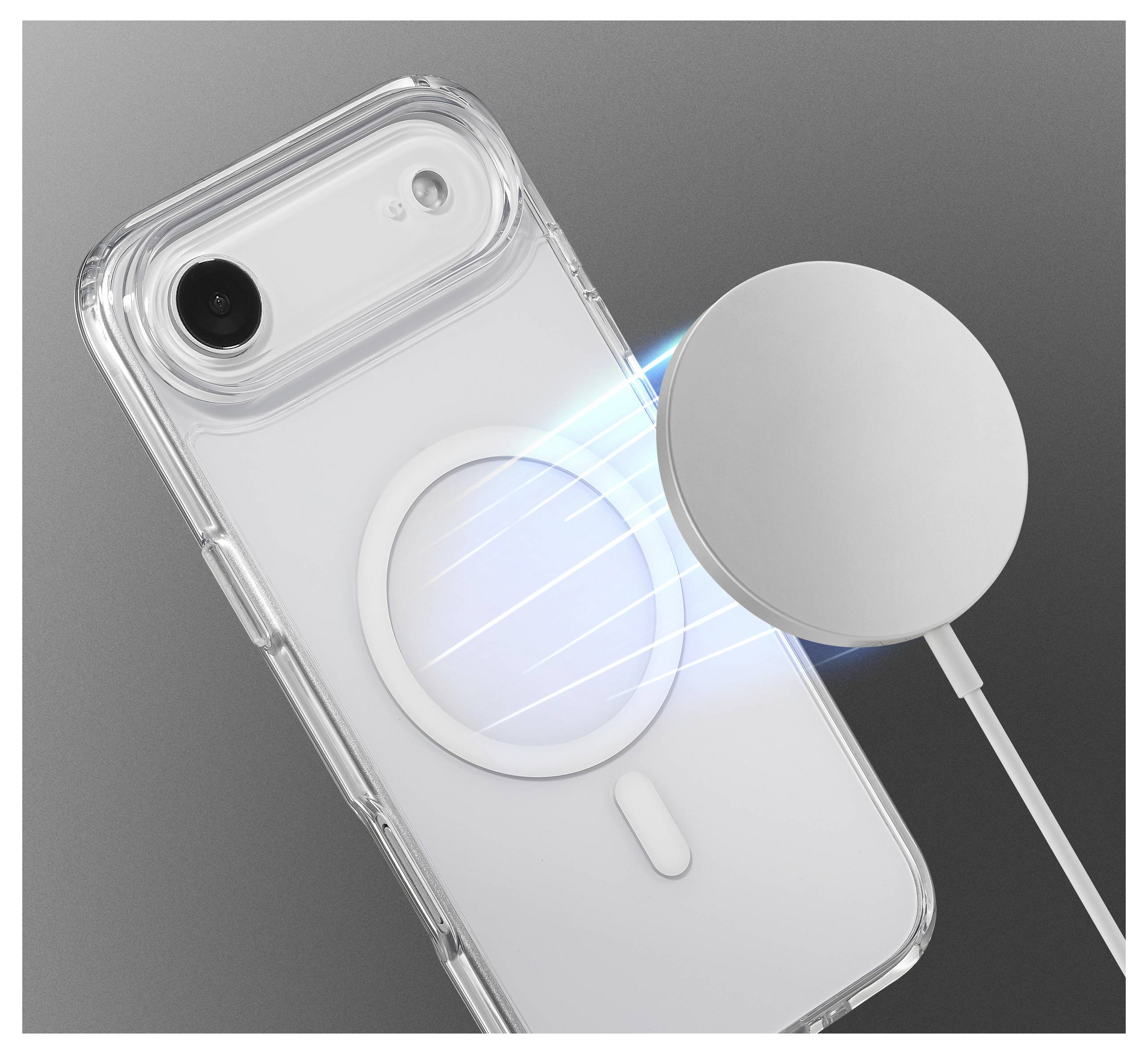 Un téléphone avec un étui transparent montre un port de charge et une bande magnétique à l'arrière. Un chargeur magnétique plane près du port.