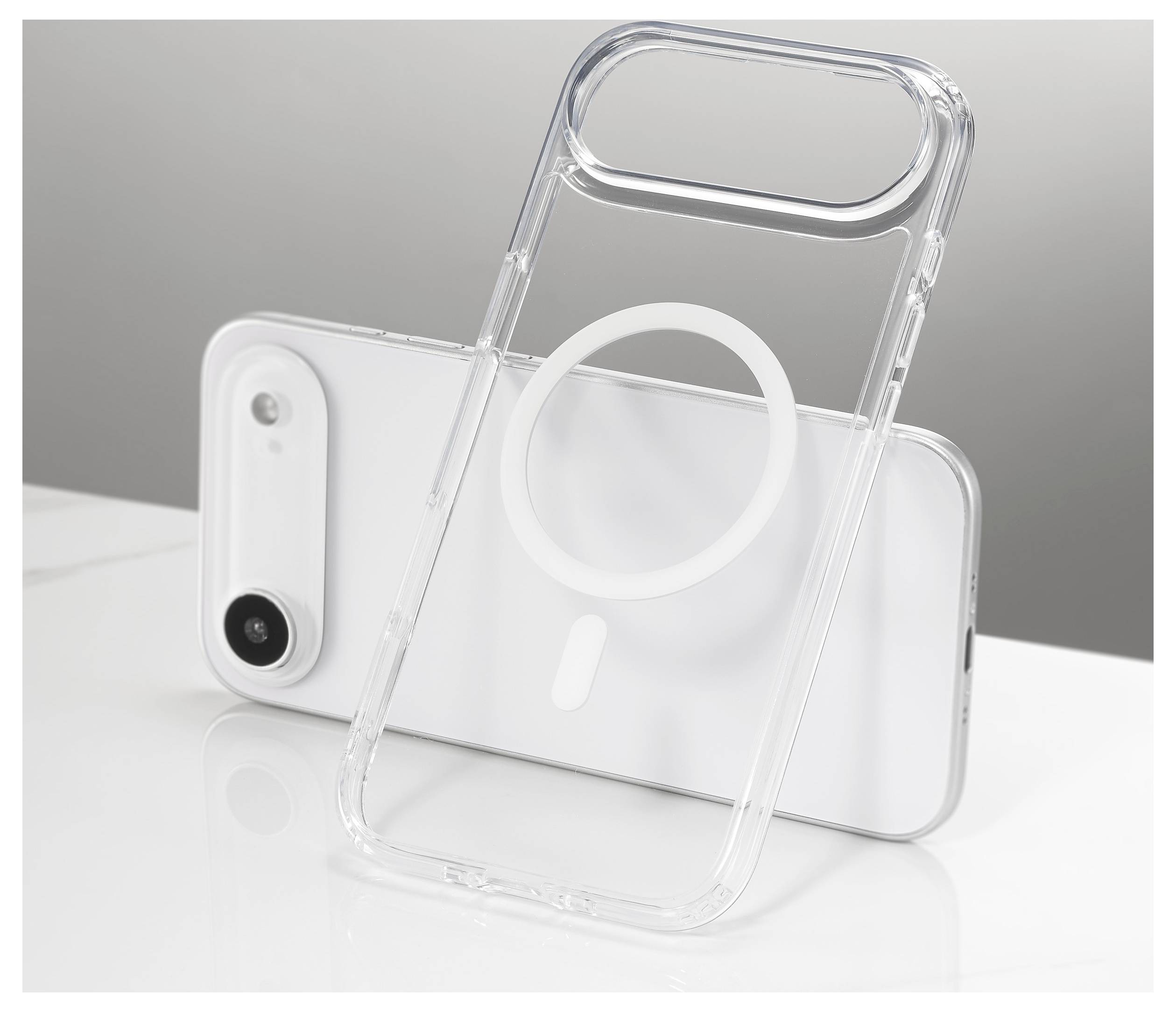 Un smartphone avec un dos blanc et un objectif d'appareil photo noir est posé sur une surface blanche, partiellement recouvert par un étui transparent avec un design circulaire.
