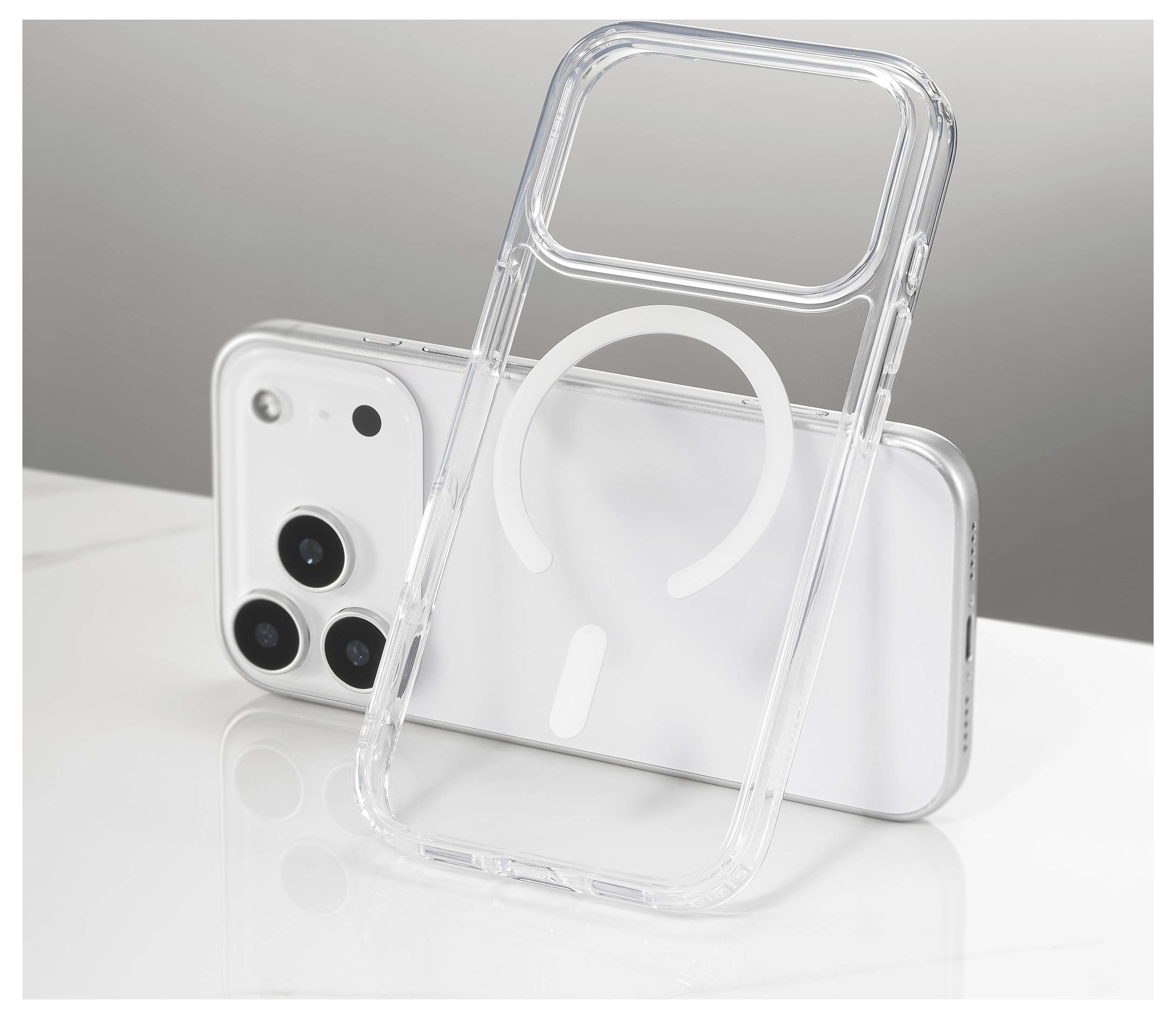 Un étui de téléphone transparent avec une fonctionnalité d'alignement magnétique se tient devant un smartphone. Le dos du téléphone comporte trois objectifs de caméra.