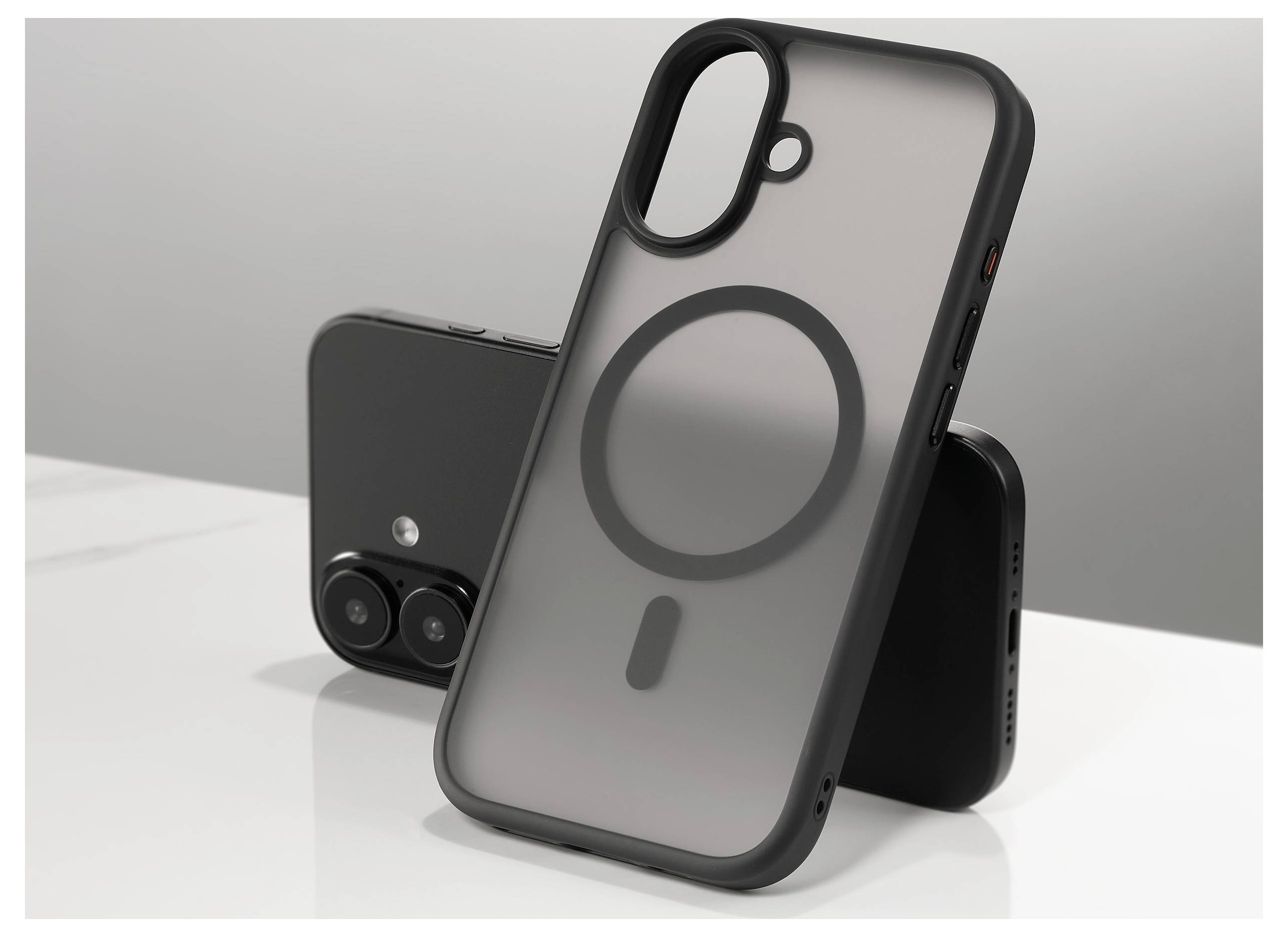 Deux smartphones sur une surface blanche, l'un avec un dos mat noir et des objectifs de caméra visibles, l'autre enfermé dans une housse de protection translucide.