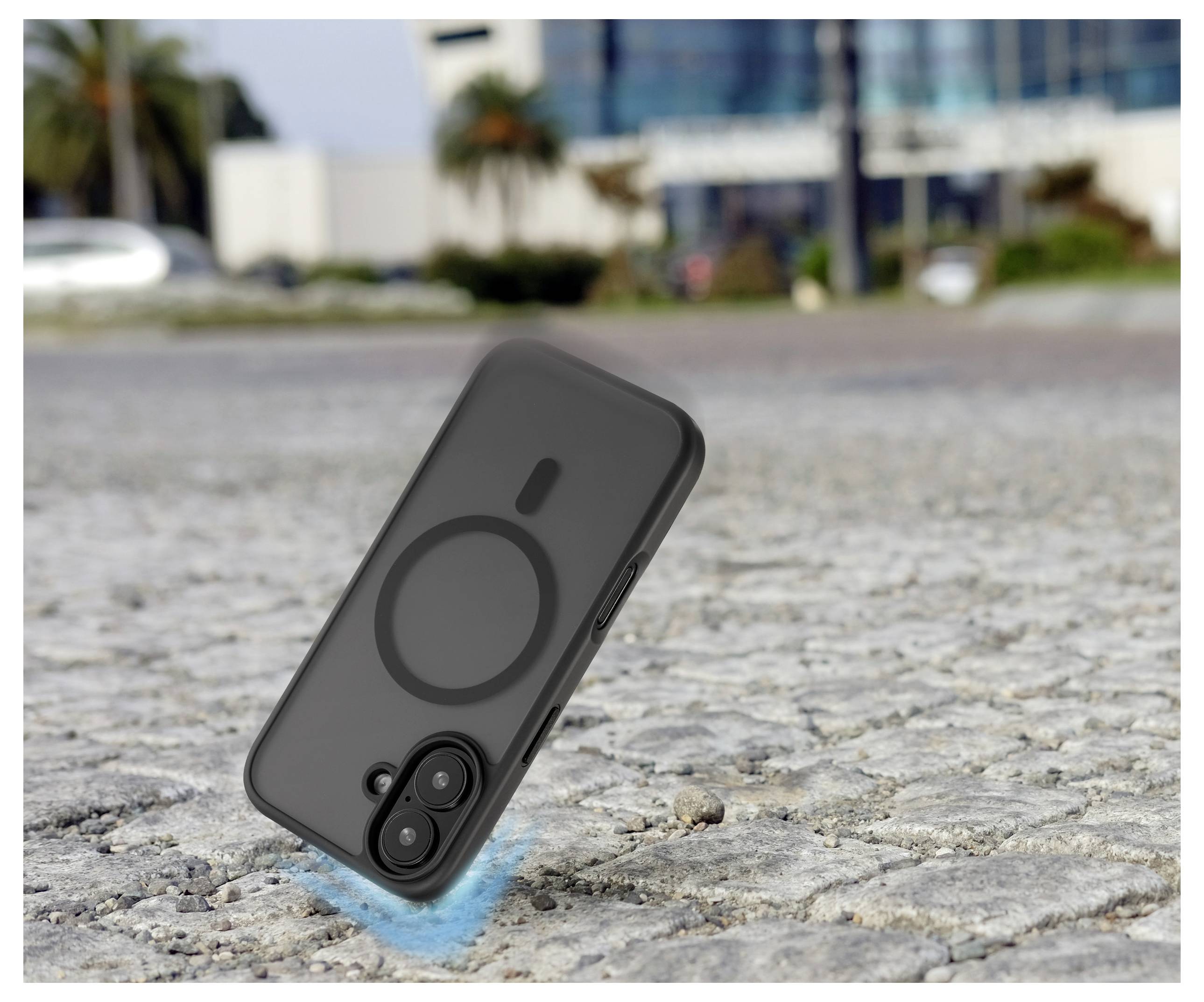 Un smartphone équipé d'un étui robuste est montré en plein vol, sur le point de toucher une surface pavée, mettant en évidence sa caractéristique de résistance aux chocs.
