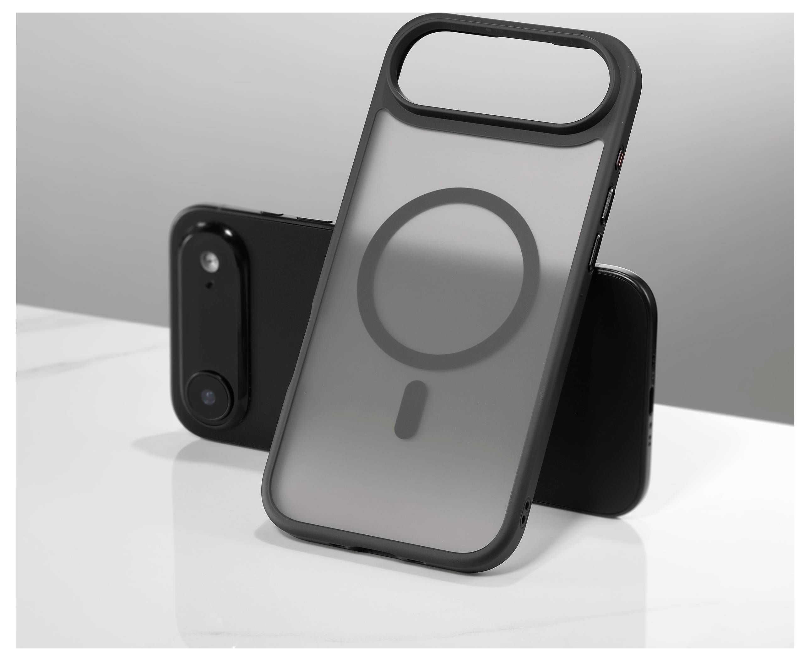 Un smartphone se tient sur le côté, maintenu par sa coque compatible MagSafe avec un design circulaire à l'arrière, posé sur une surface en marbre blanc.