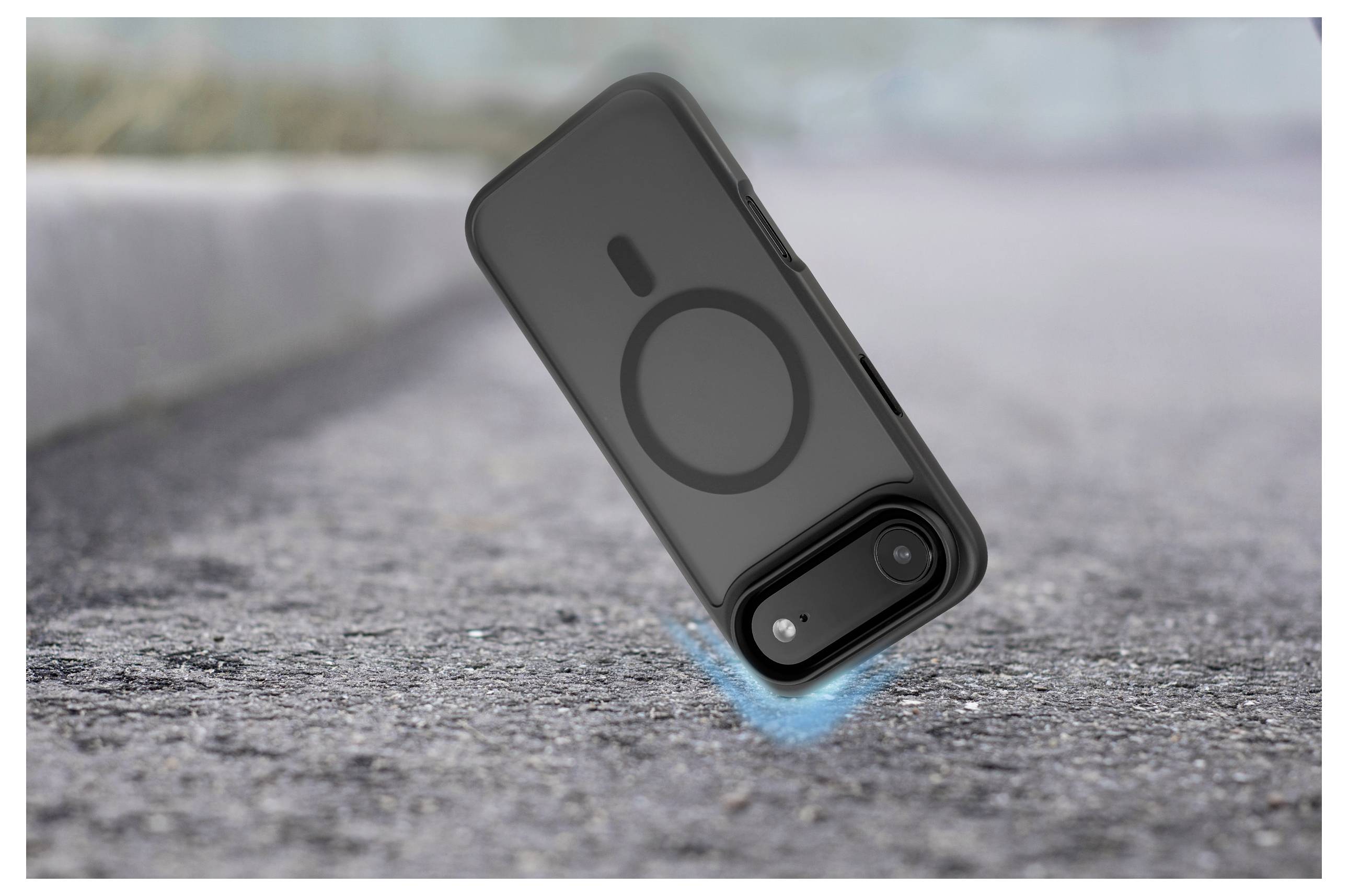 Un smartphone dans un boîtier de protection est montré en train de tomber sur une surface de béton rugueuse, mettant en évidence la durabilité du boîtier et sa protection contre les chocs.