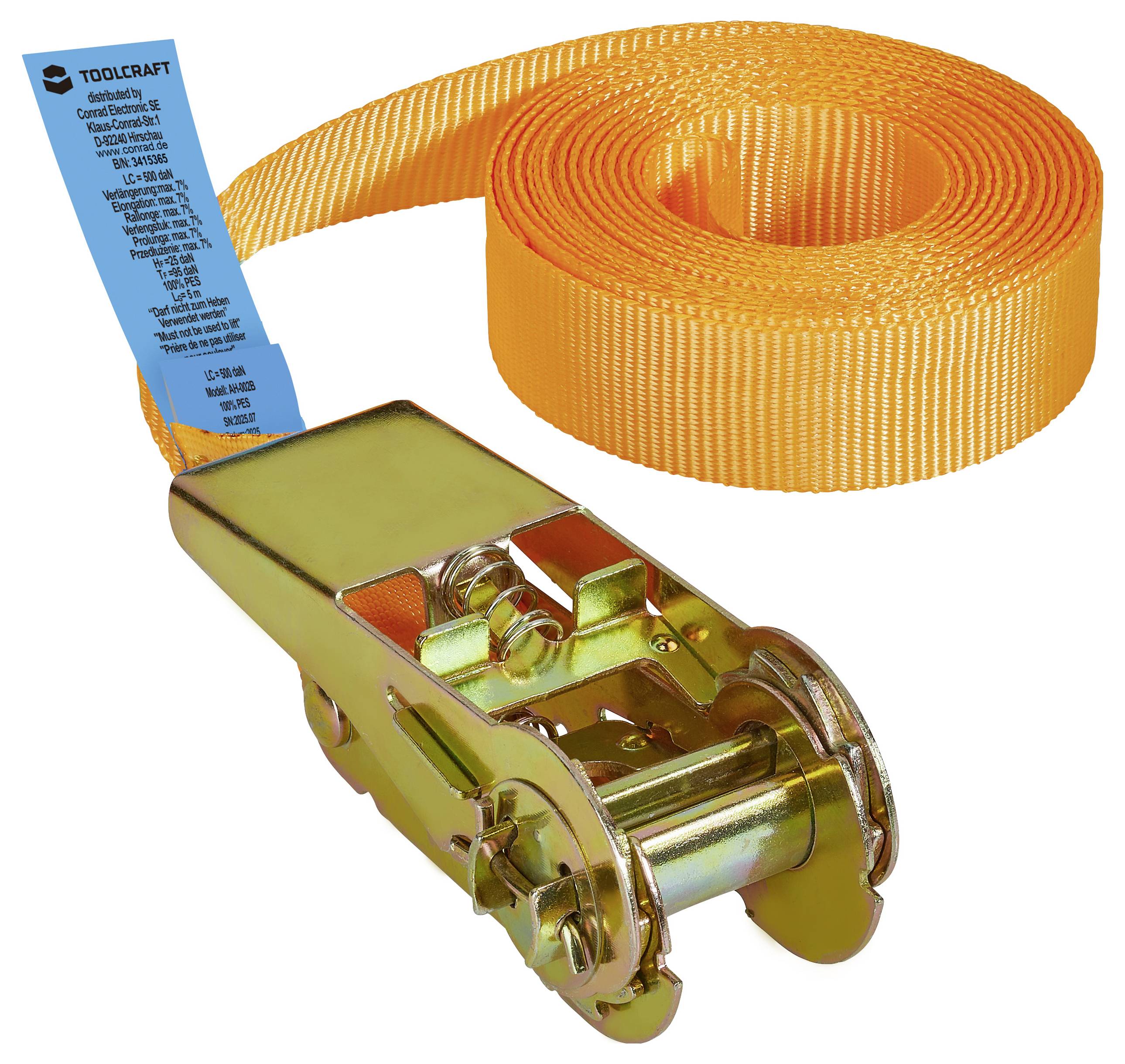Une sangle d'arrimage orange avec une boucle métallique et une étiquette bleue, utilisée pour immobiliser des charges lourdes.